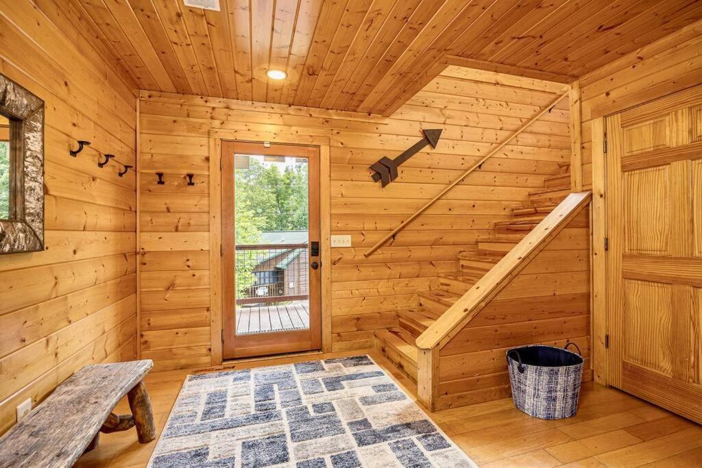 Panorama Mountain View Cabin, Less Than 10 Miles From Gatlinburg And Dollywood, Dog Friendly, 6 Bedrooms Sleeps 17, Fire Pit, Hottub, Washer Dryer, Fully Loaded Kitchen, Gameroom With A Tv, Pool Table, Arcade, Air Hockey, And Foosball Sevierville Eksteriør bilde